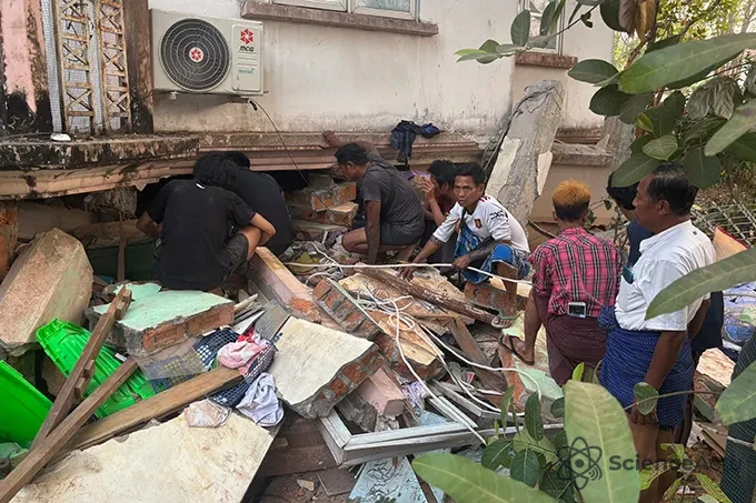 Des secouristes cherchent des survivants dans un bâtiment détruit par le séisme à Naypyidaw, au Myanmar.