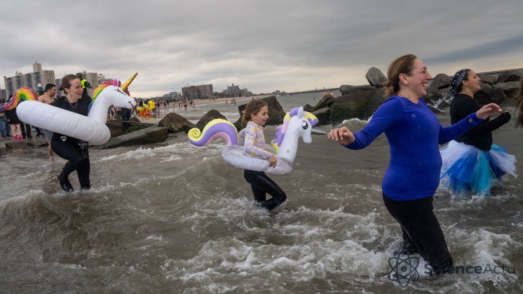 Des milliers de personnes se rassemblent sur la plage de Coney Island pour une baignade hivernale
