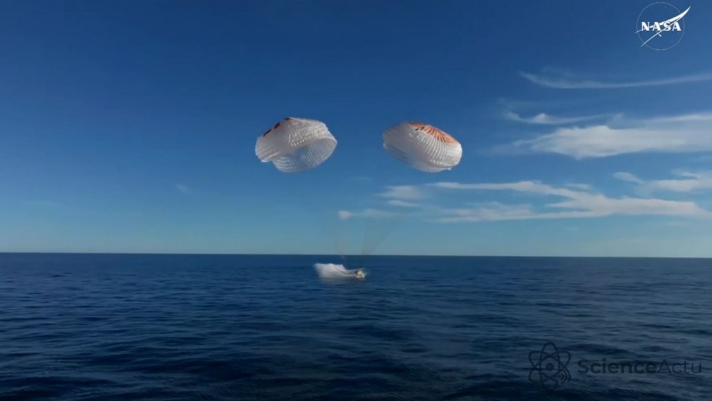Parachutes géants flottant au-dessus de la capsule transportant les astronautes de retour de la Station spatiale internationale.