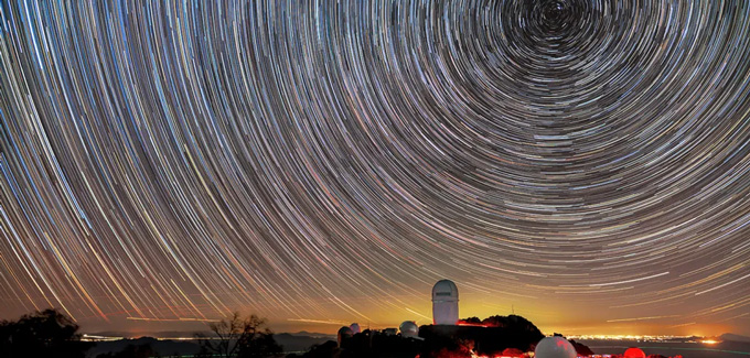 Photo en pose longue montrant le mouvement circulaire des étoiles au-dessus du télescope Mayall.