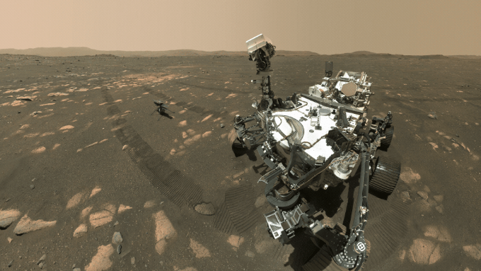 Le rover Perseverance de la NASA prenant un selfie avec l'hélicoptère Ingenuity en arrière-plan
