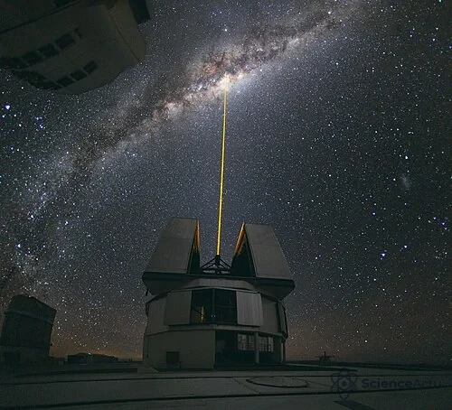 Observatoire de Paranal utilisant un laser pour corriger les turbulences atmosphériques et observer le centre galactique