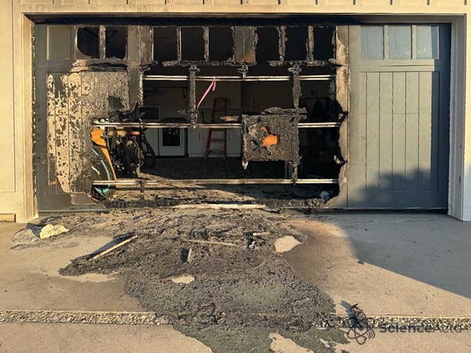 Comparaison entre une poubelle fondue après un incendie réel et une simulation en laboratoire