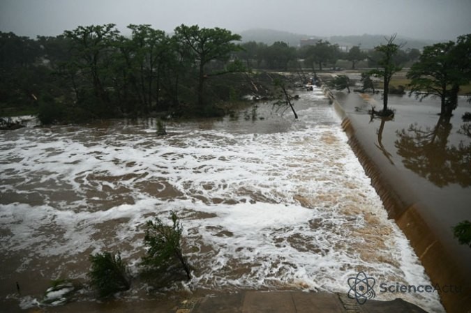 Inondations éclairs à Kerrville, Texas, le 5 juillet, causées par le débordement de la rivière Guadalupe.