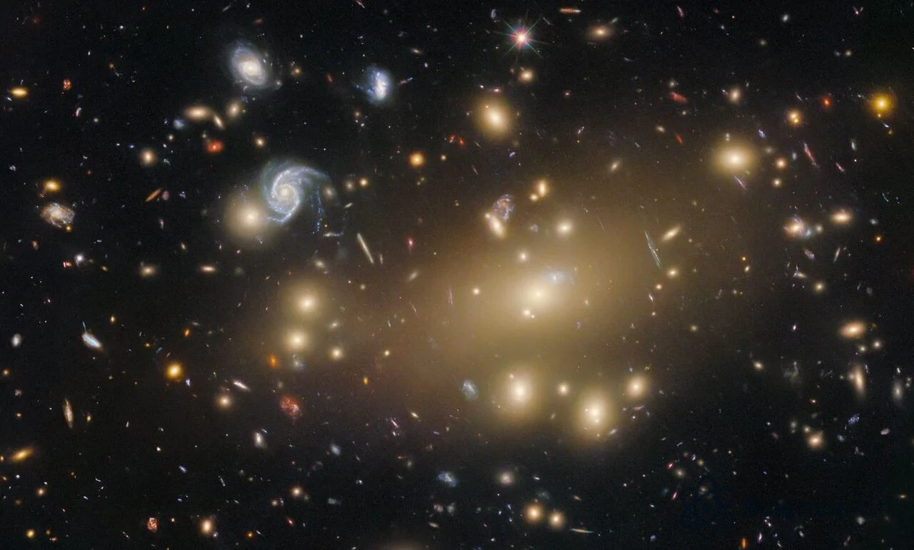 Amas de galaxies Abell 209 montrant des effets de lentille gravitationnelle dus à la matière noire