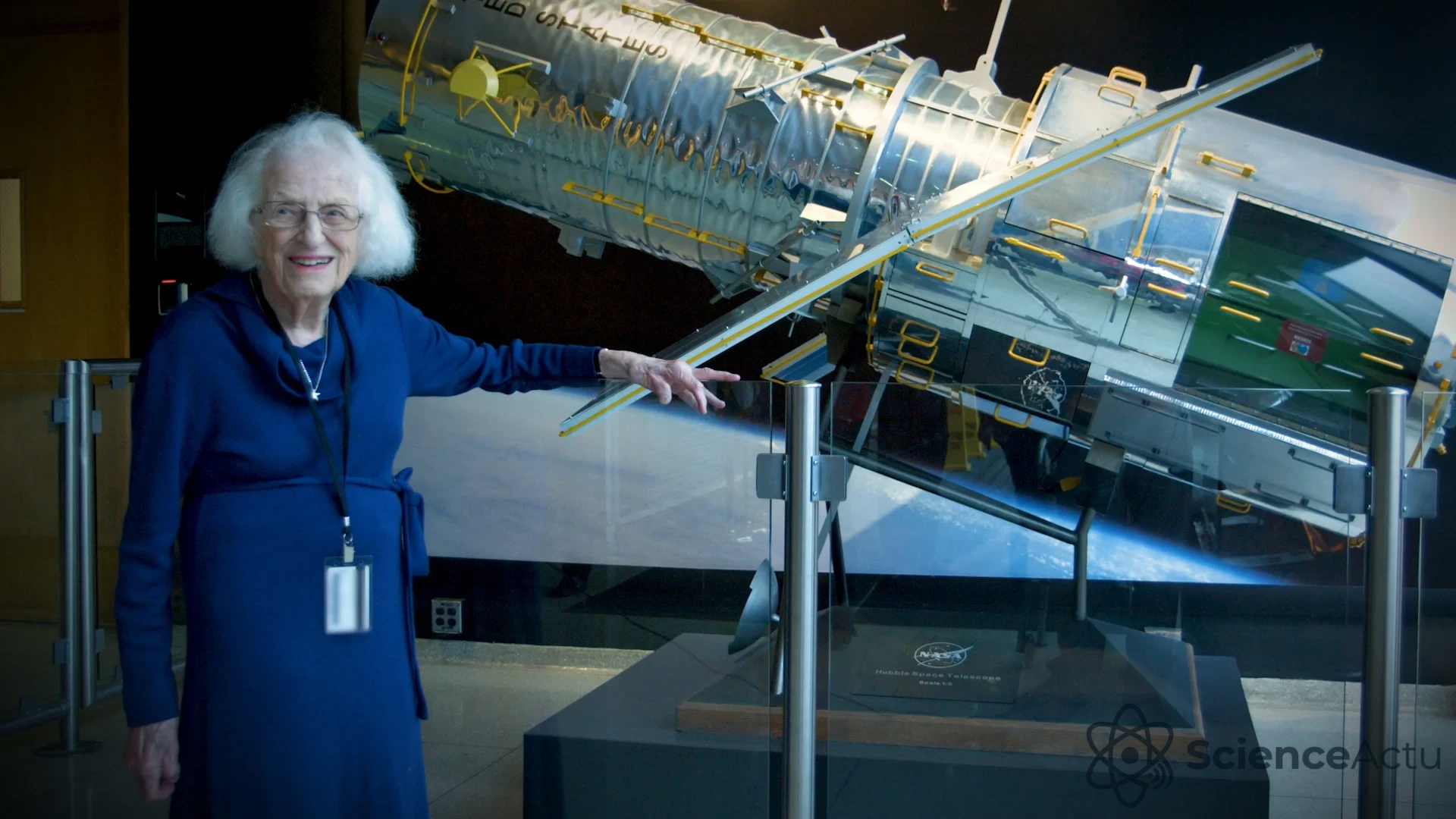 Modèle du télescope spatial Nancy Grace Roman de la NASA en orbite.