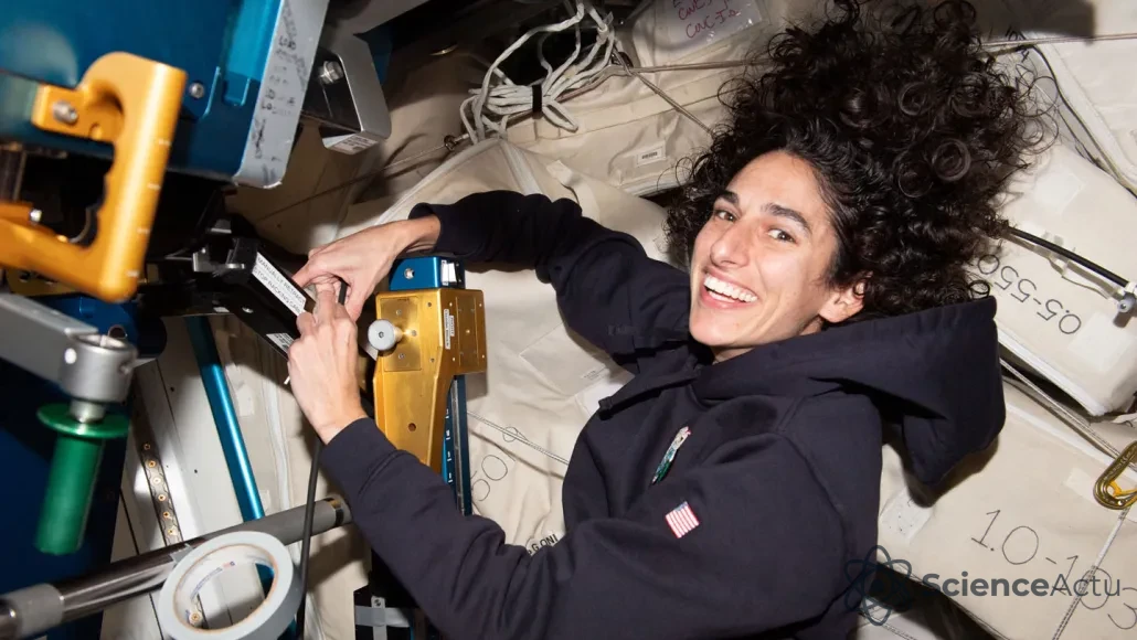 L'astronaute Jasmin Moghbeli effectue des réparations à bord de l'ISS, avec ses cheveux flottant en microgravité.