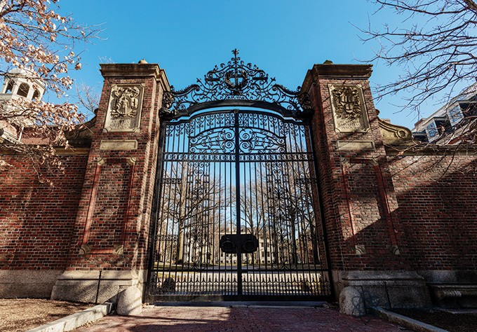 Image de la porte Johnston de Harvard, fermée.