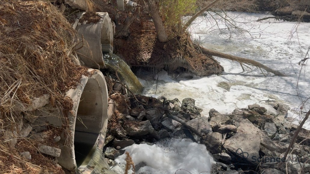 Eau de rivière s'écoulant rapidement à travers des ponceaux en béton, créant de l'écume dans la rivière Tijuana.