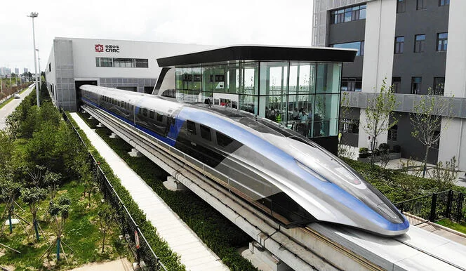 Train Maglev japonais en lévitation sur ses rails