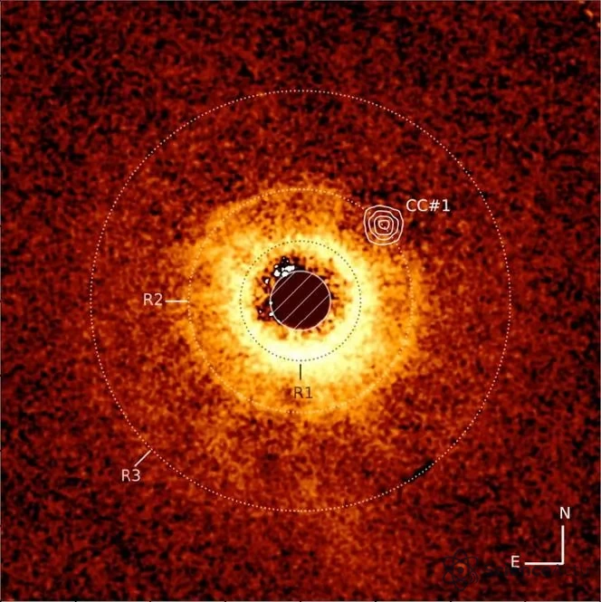 Comparaison des images du disque protoplanétaire TWA 7 entre le VLT Sphere et le télescope James Webb