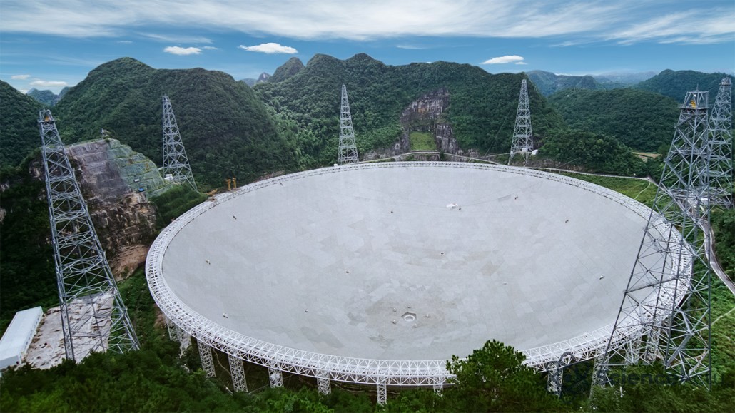Le radiotélescope sphérique à ouverture de cinq cents mètres (FAST) en Chine