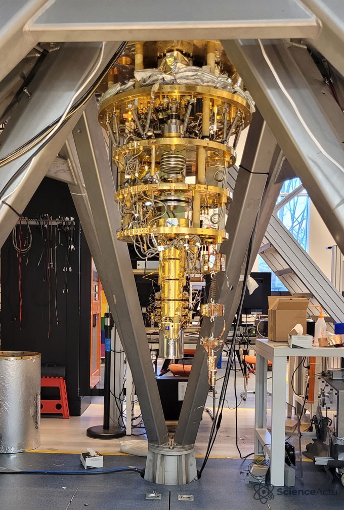 Appareillage de laboratoire semblable à un lustre doré, conçu pour détecter des perturbations magnétiques