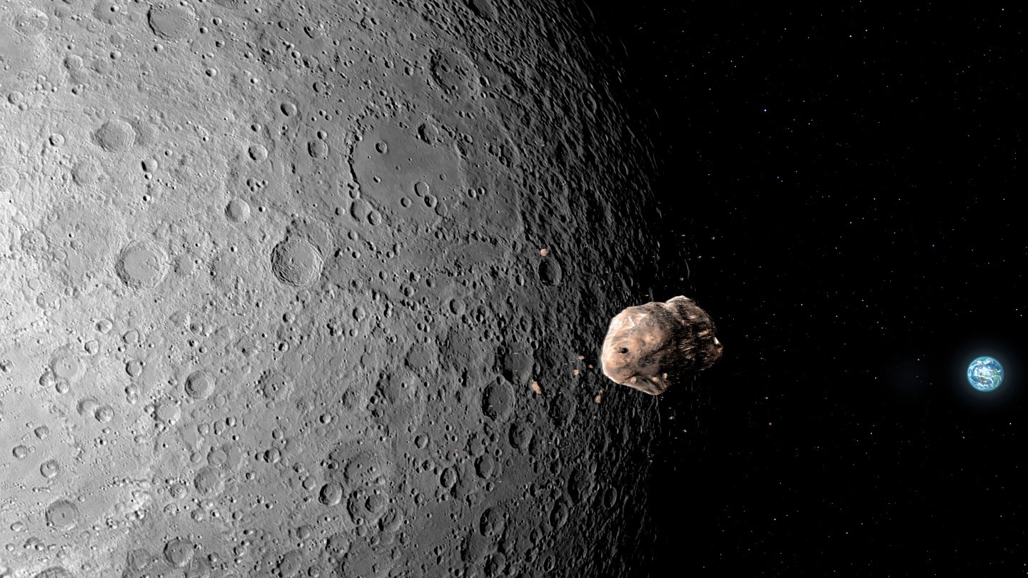 Illustration d'un astéroïde survolant la surface cratérisée de la Lune avec la Terre en arrière-plan