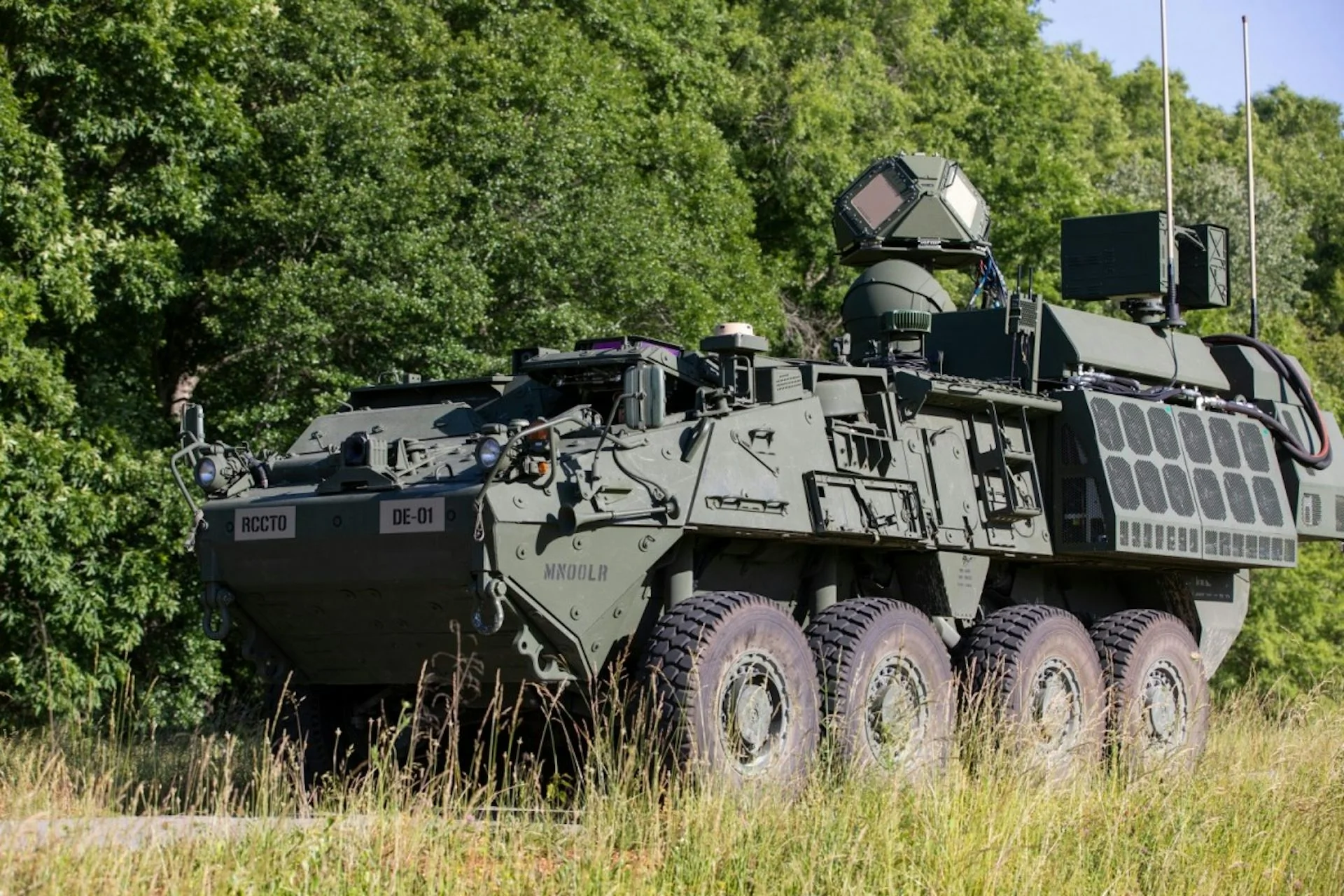 Véhicule blindé Stryker de l'US Army équipé d'un système laser anti-drone sur le toit