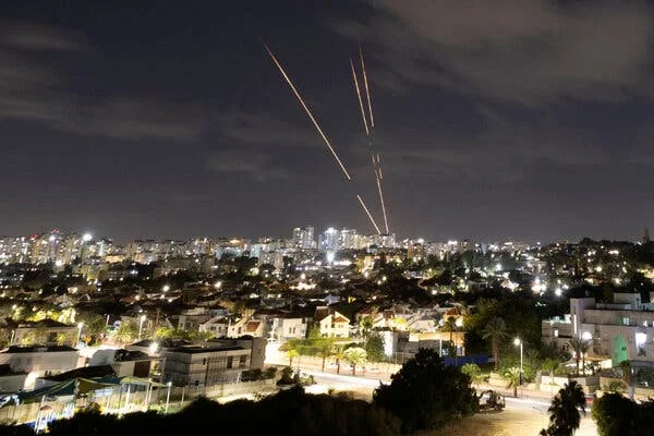 Ciel nocturne illuminé par les traînées des intercepteurs antimissiles