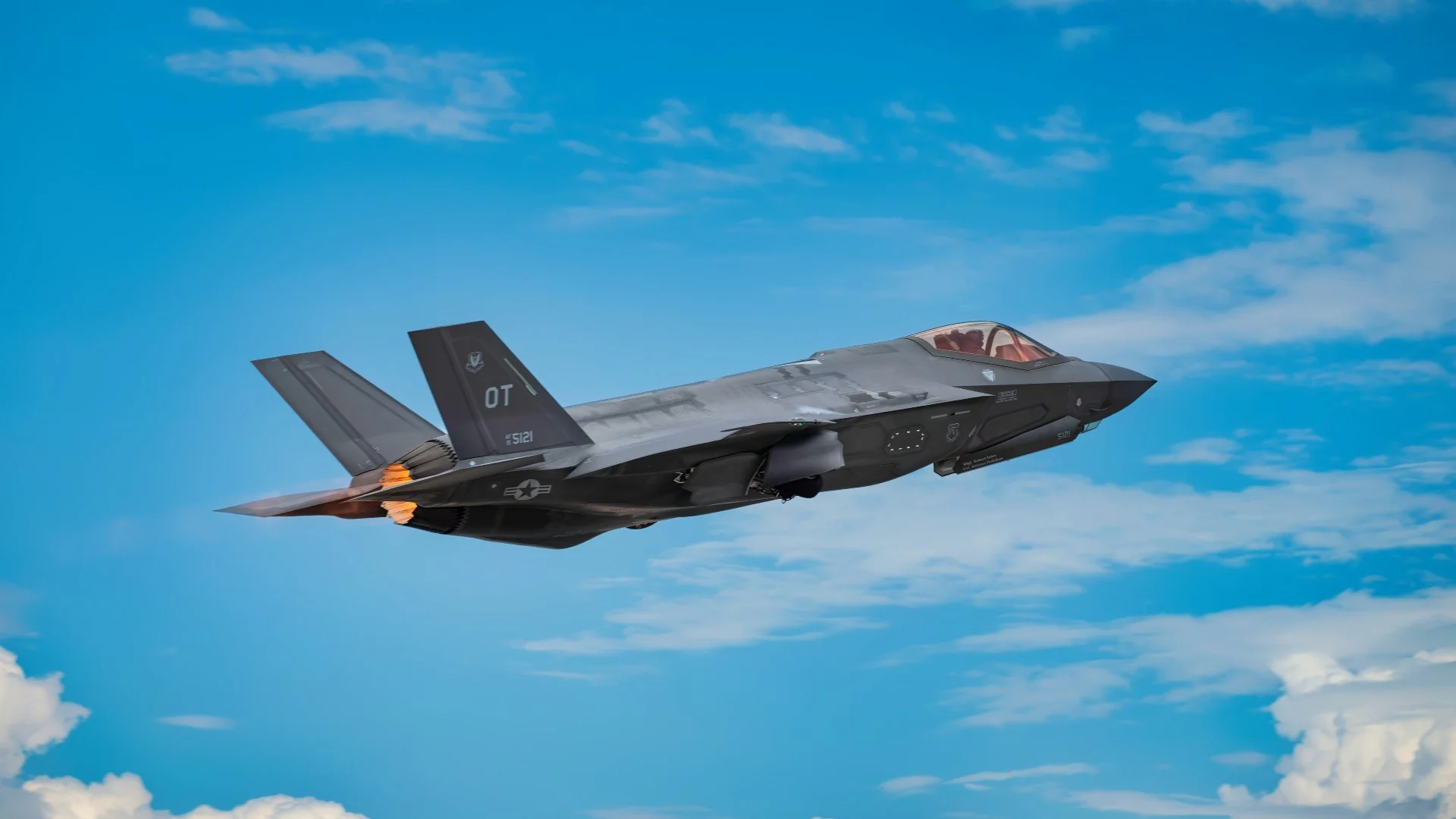 Avion de chasse F-35 Lightning II en vol pour un comparatif armes modernes.