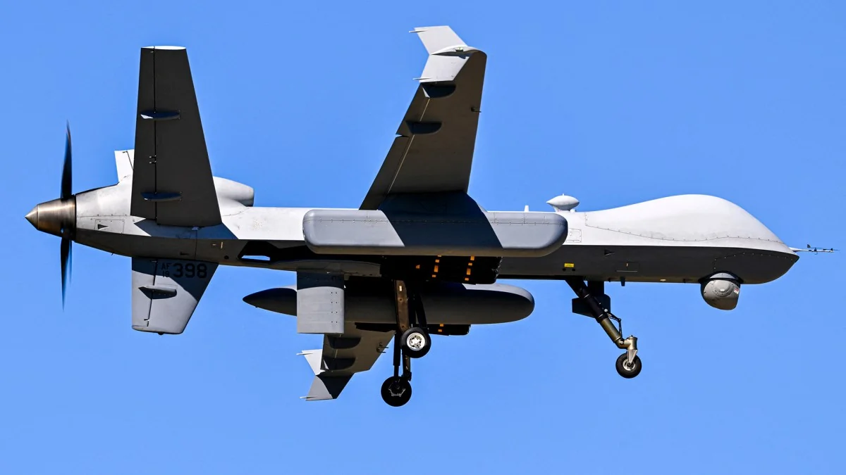 Drone MQ-9 Reaper en mission de surveillance, pilier du comparatif armes modernes.