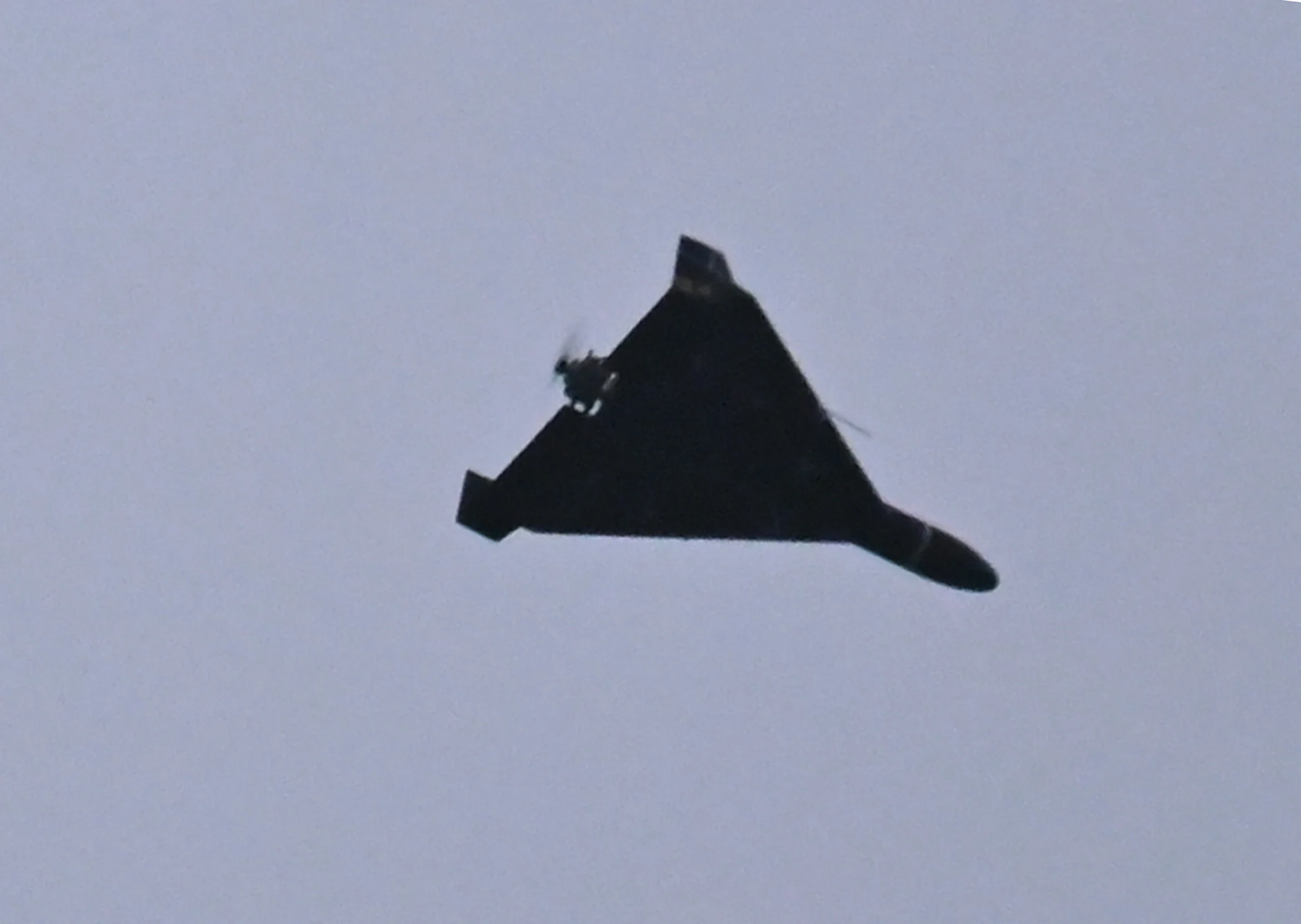 Un drone militaire Shahed-136 en vol à basse altitude au-dessus d'une zone urbaine