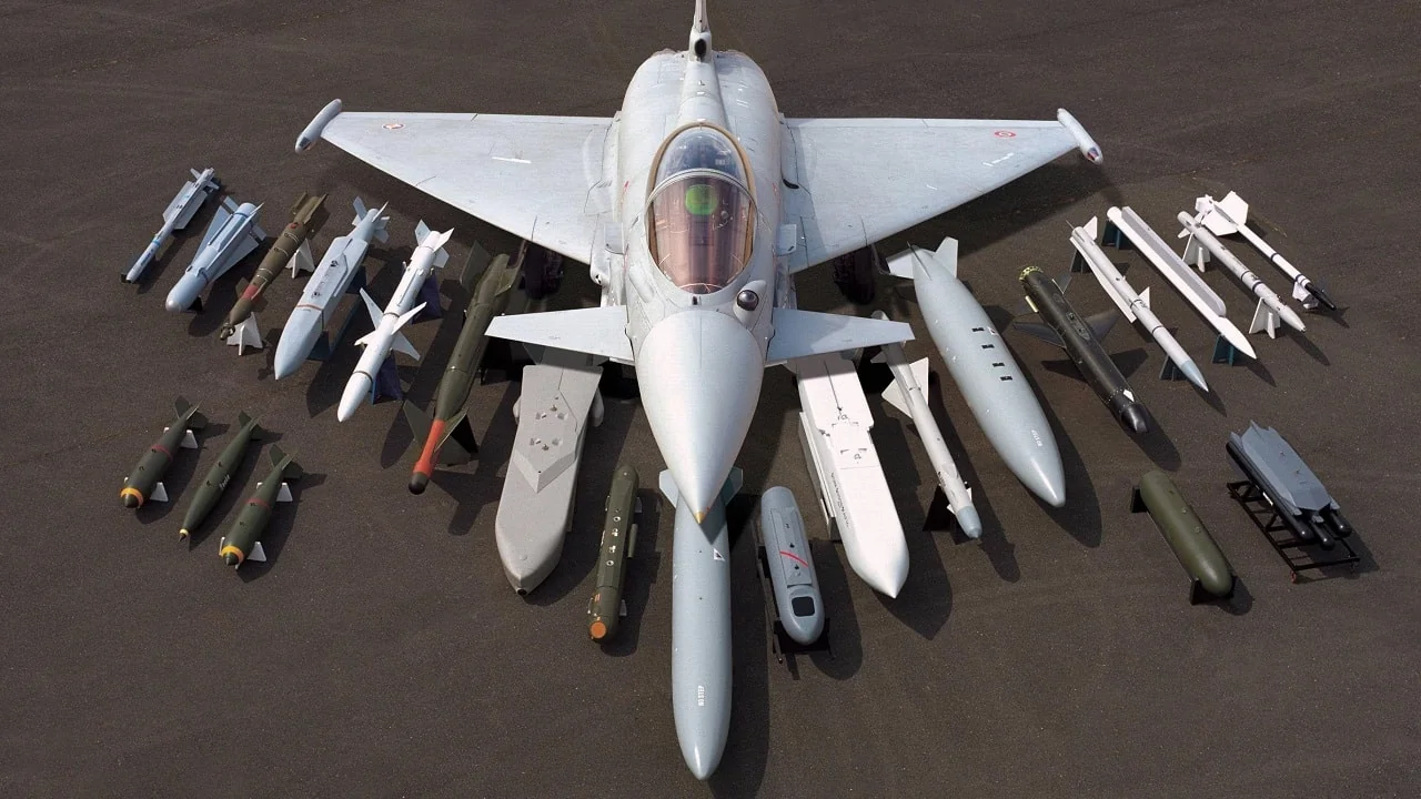Un Eurofighter Typhoon en vol démontrant son aérodynamique optimisée pour la haute vitesse
