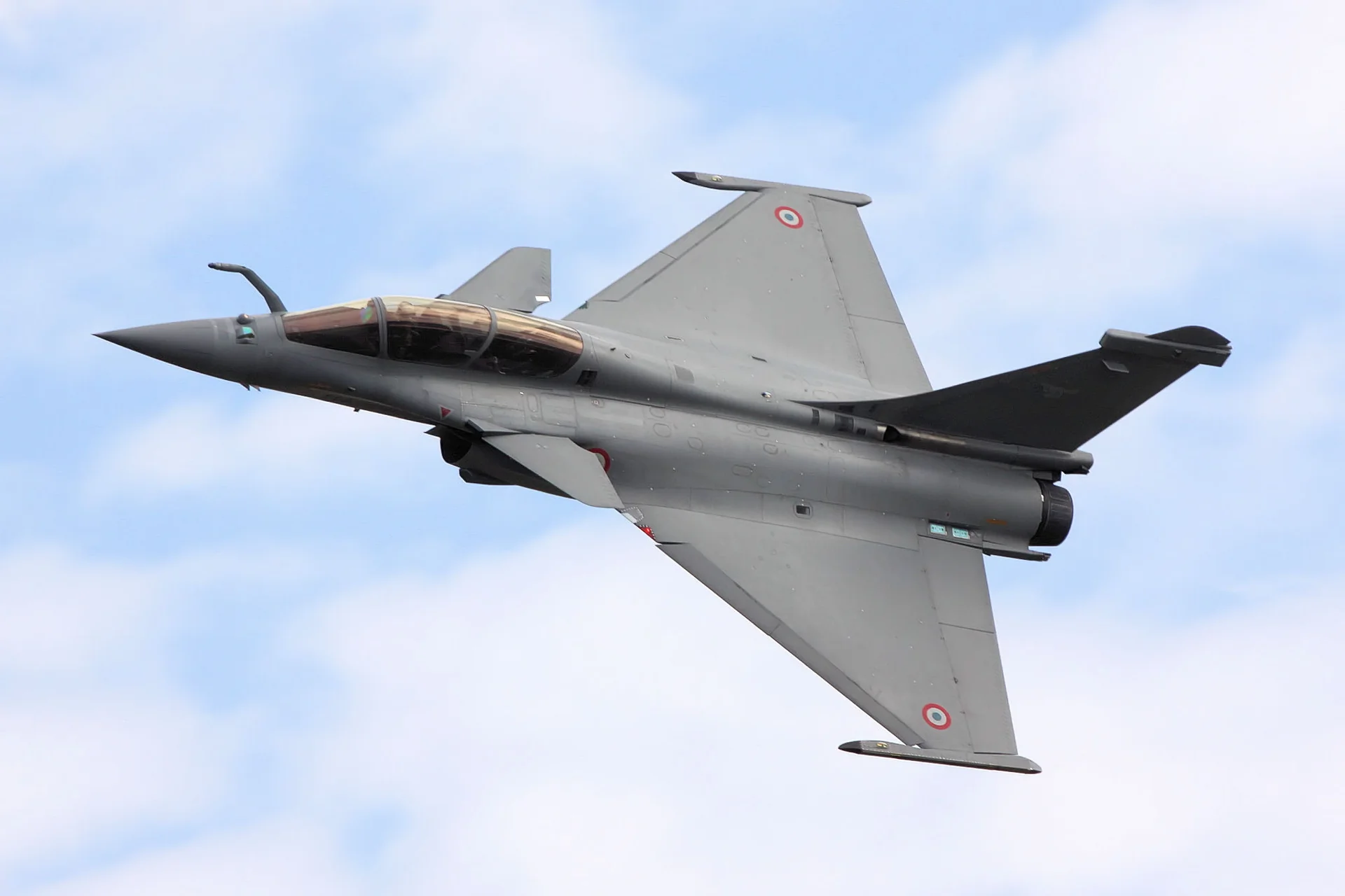 Détails de l'aile delta et des plans canards du Rafale en vol.