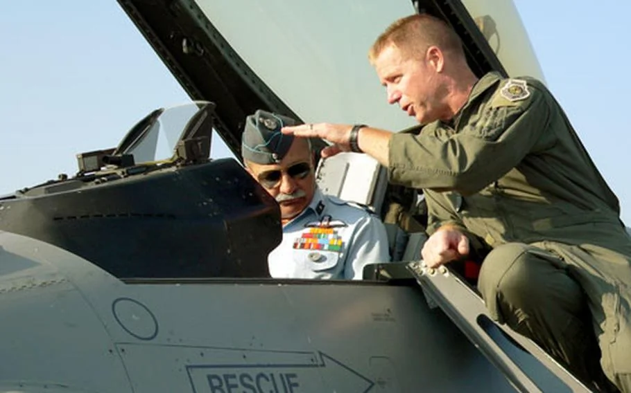 Pilote de chasse dans son cockpit symbolisant le contrôle souverain des systèmes.