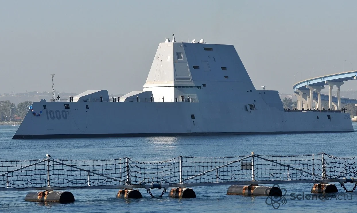 Lancement conceptuel d'un missile hypersonique depuis un navire de guerre