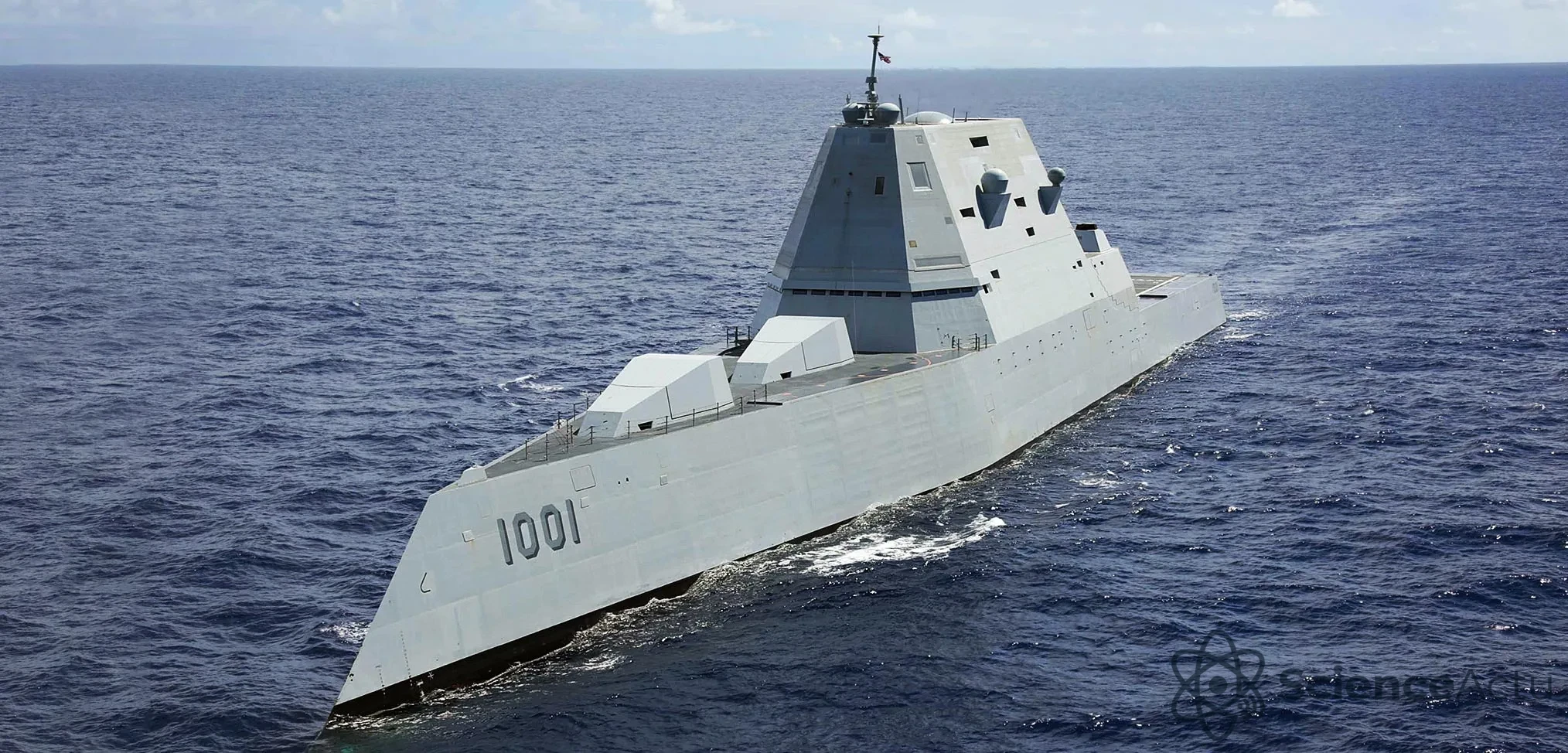 Destroyer furtif de classe Zumwalt de l'US Navy naviguant en haute mer.