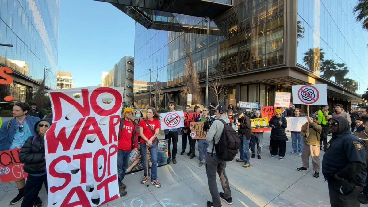 Manifestants devant le siège d'OpenAI protestant contre l'utilisation de l'intelligence artificielle à des fins militaires