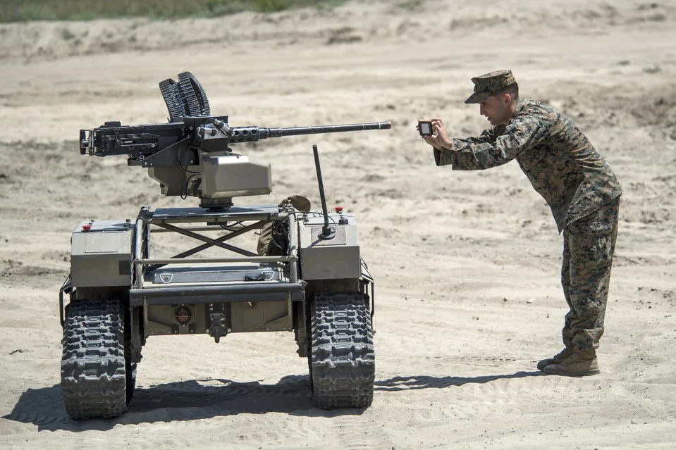 Véhicule de combat terrestre autonome utilisant l'intelligence artificielle militaire.