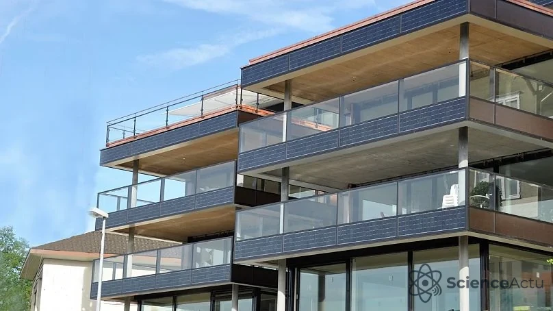 Panneau solaire fixé sur le garde-corps d'un balcon d'appartement moderne en ville