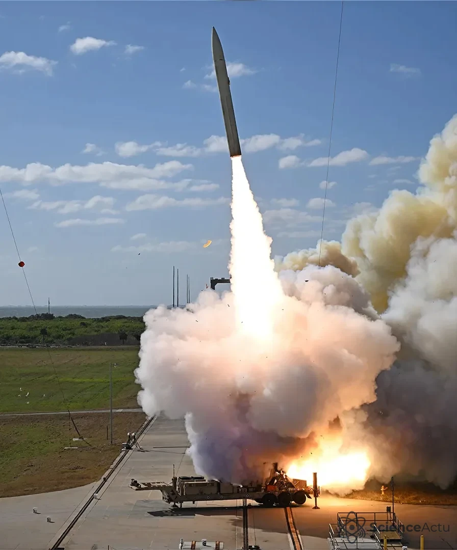 Lancement d'un missile hypersonique Dark Eagle depuis son tracteur-érecteur-lanceur