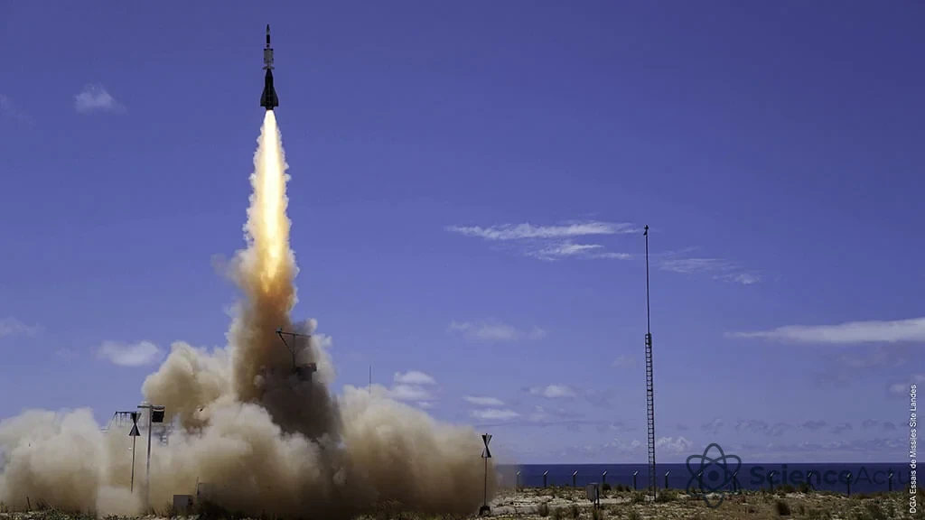 Tir vertical d'un missile intercepteur Aster 30 depuis son lanceur