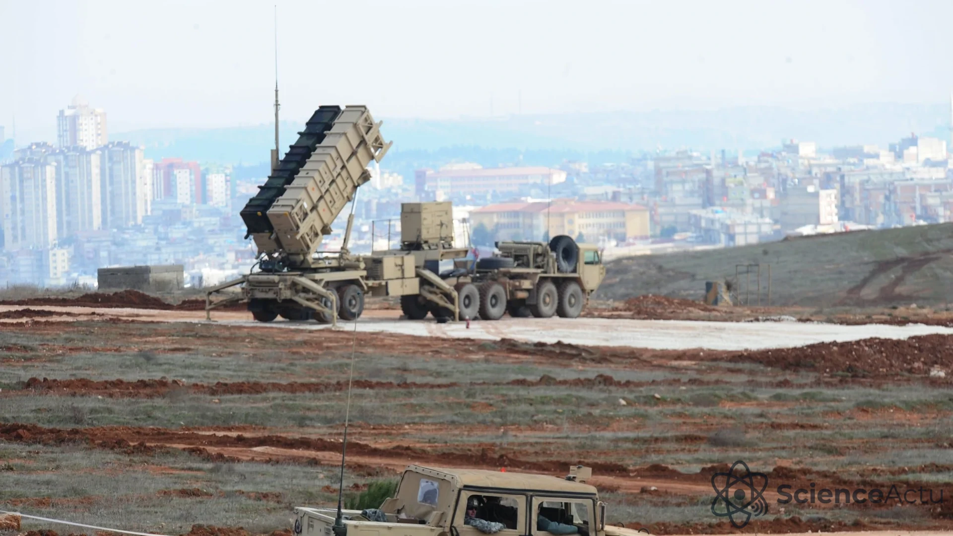 Batterie de missiles de défense Patriot MIM-104 déployée dans une zone désertique