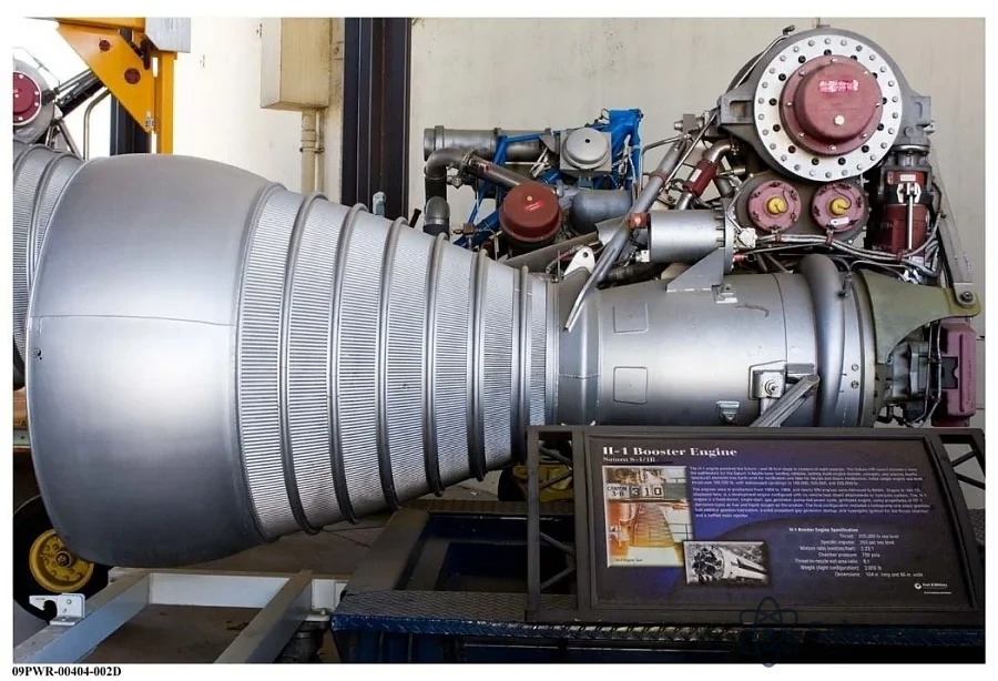 Détail d'un moteur de fusée à propulsion liquide montrant la tuyère et la chambre de combustion