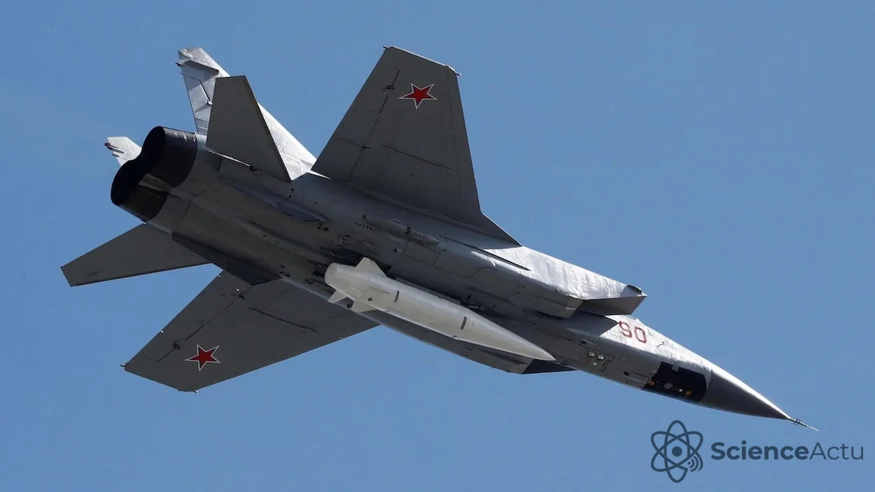 Avion de chasse MiG-31 équipé d'un missile hypersonique Kinjal sous son fuselage.