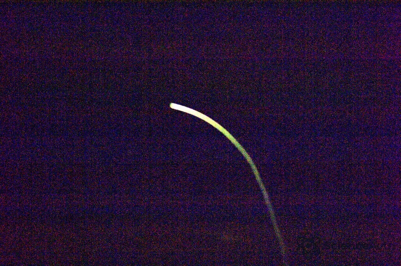 Traînées lumineuses d'ogives de missile hypersonique rentrant dans l'atmosphère à Mach 11.