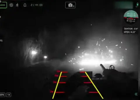 Un drone terrestre ukrainien ouvrant le feu sur un véhicule de transport de troupes russe