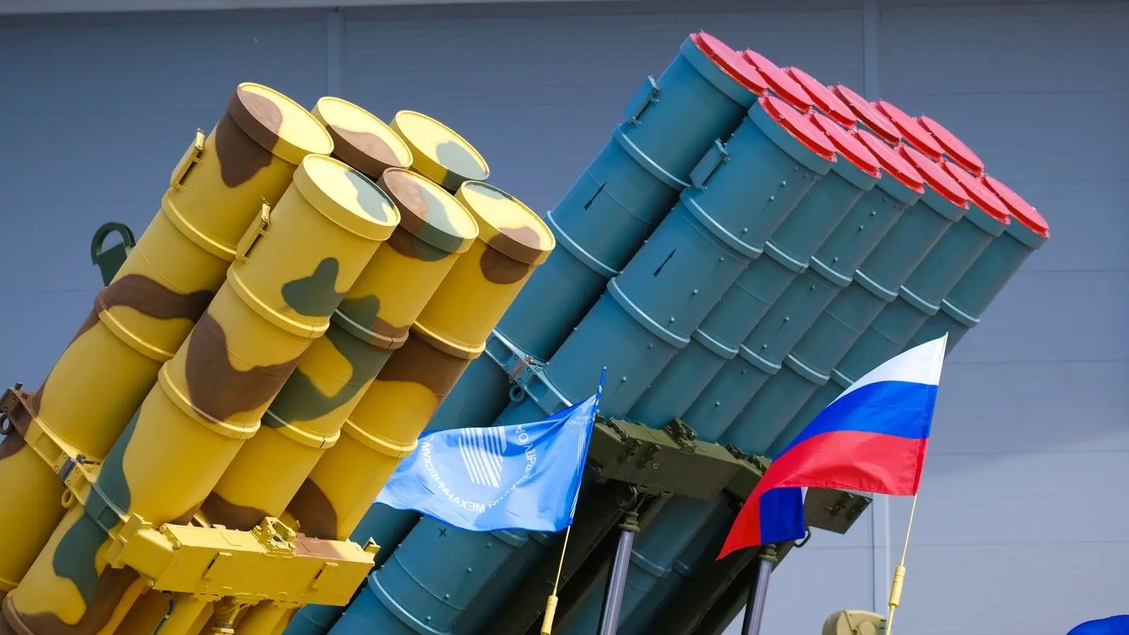 Véhicules de lancement du système S-400 Triumf déployés sur le terrain