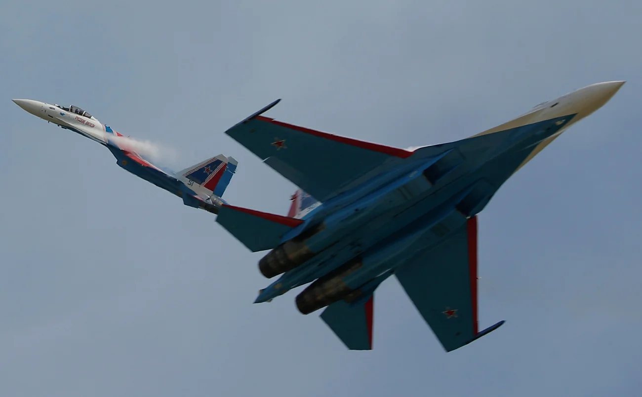 Avion de chasse en vol illustrant les menaces aériennes modernes face aux systèmes de défense