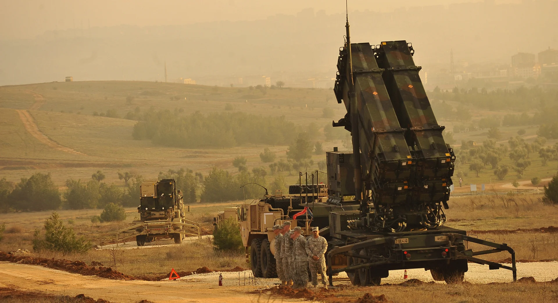Lanceur de missiles MIM-104 Patriot de l'armée américaine prêt au déploiement tactique.