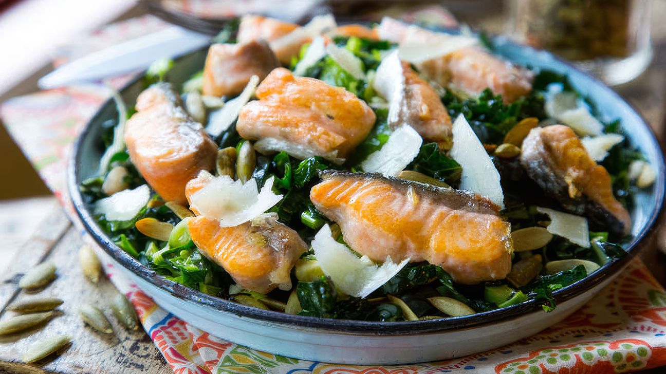 Plat de saumon poêlé accompagné d'une salade de choux de Bruxelles et de chou frisé avec une vinaigrette de Dijon