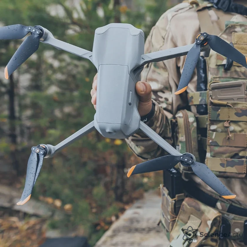 Soldat manipulant un drone militaire sur le terrain