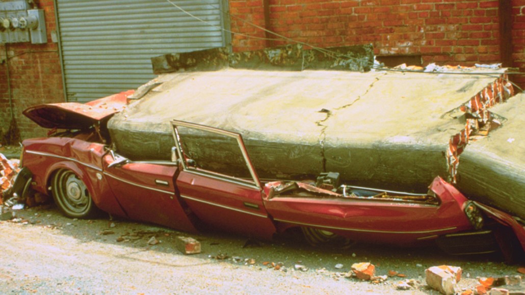 Voiture écrasée par des briques tombées d'une maison après le séisme de magnitude 7,2 de Cape Mendocino en 1992