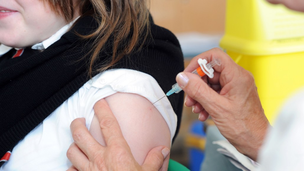 Jeune fille recevant un vaccin contre le HPV