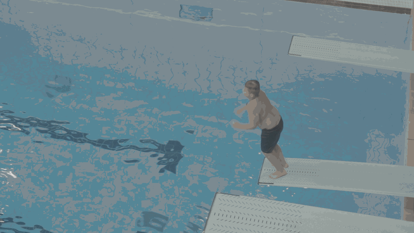 Animation d'un plongeur effectuant un saut Manu avec un splash massif