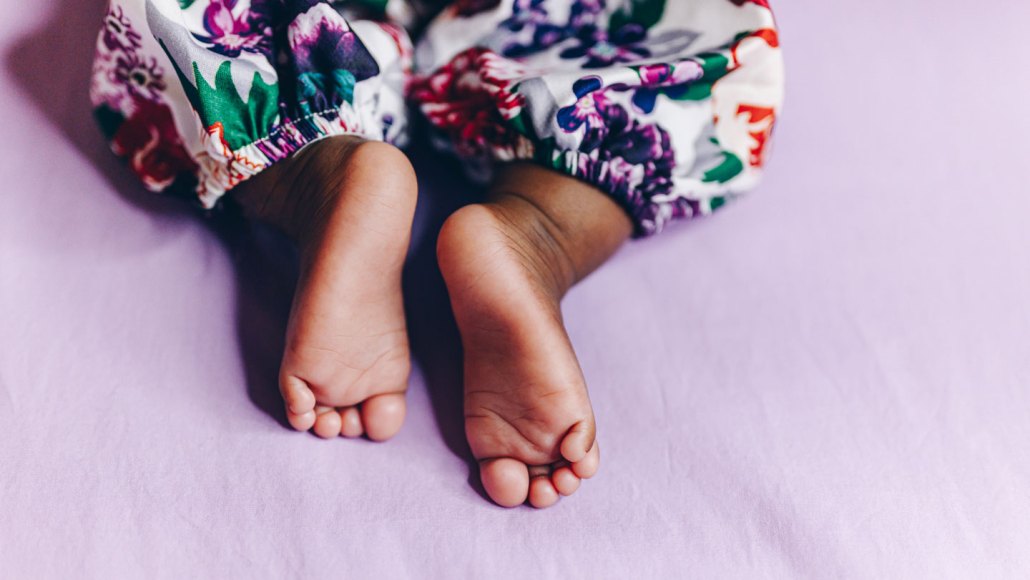 Pieds d'un nouveau-né avec un bracelet d'identification à l'hôpital