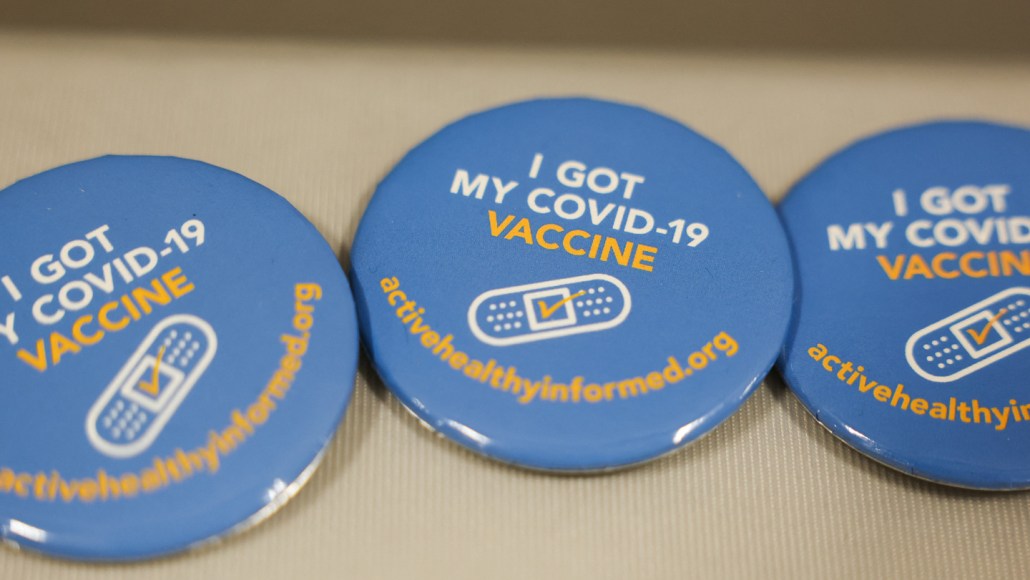 Badges de vaccination COVID-19 lors d'un événement à Los Angeles