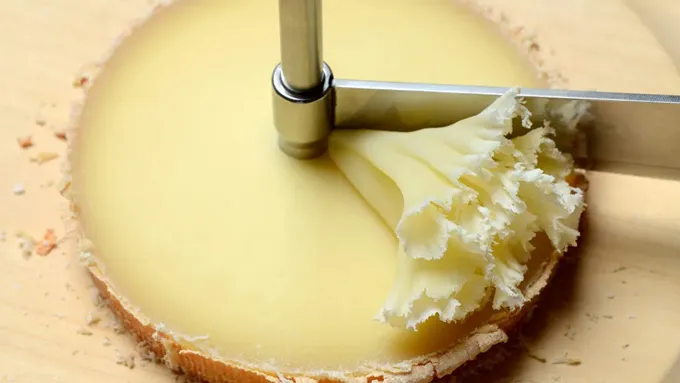 Découpe de fromage Tête de Moine en rosettes