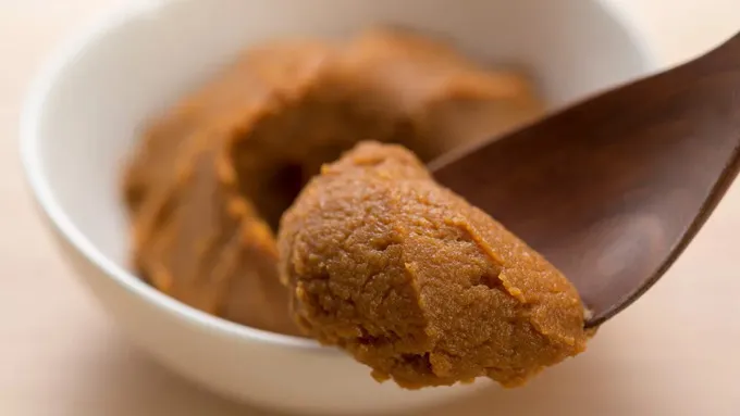 Cuillère de miso fermenté